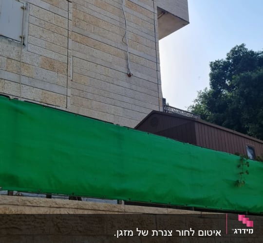 קיר אבן עם כבלים חשמליים מחוברים